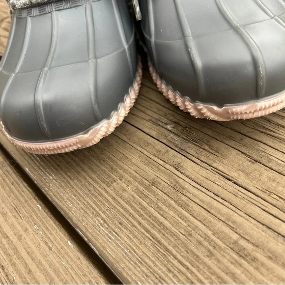 Magellan grey outdoor/rain/all weather duck shoes. Great condition!5 youth/woman - Picture 7 of 9